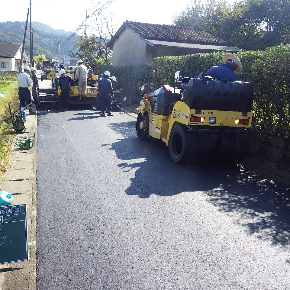 アスファルト舗装の施工写真